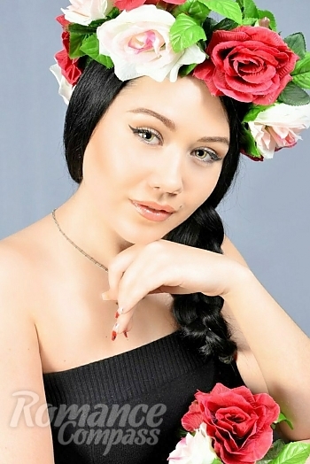 Ukrainian mail order bride Yuliya from Krivoy Rog with black hair and green eye color - image 1