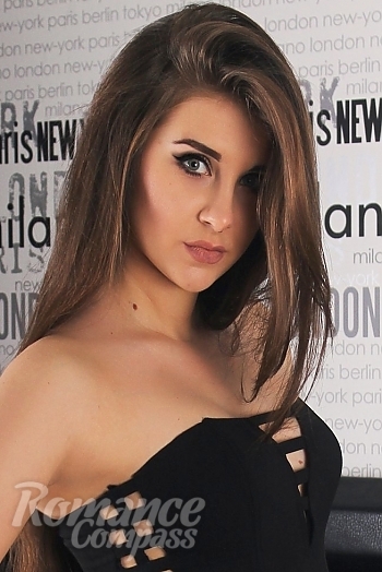 Ukrainian mail order bride Darya from Kharkiv with brunette hair and green eye color - image 1