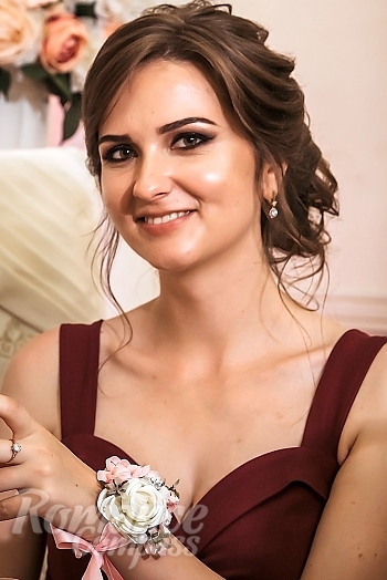 Ukrainian mail order bride Julia from Kharkiv with brunette hair and brown eye color - image 1