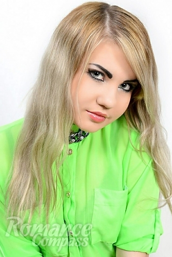 Ukrainian mail order bride Elizabeth from Krivoy Rog with blonde hair and green eye color - image 1