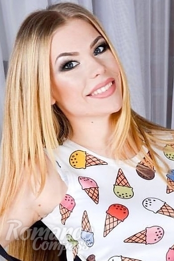 Ukrainian mail order bride Anastasia from Kiev with blonde hair and green eye color - image 1