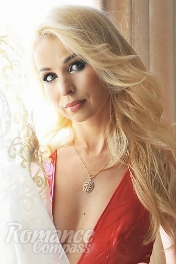 Ukrainian mail order bride Yulia from Kiev with blonde hair and hazel eye color - image 1
