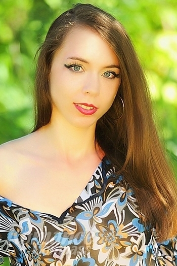 Ukrainian mail order bride Daria from Kiev with light brown hair and green eye color - image 1