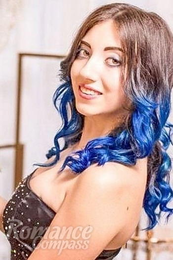 Ukrainian mail order bride Alina from Nikolaev with brunette hair and brown eye color - image 1