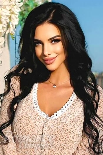 Ukrainian mail order bride Roxolana from Lvov with black hair and hazel eye color - image 1