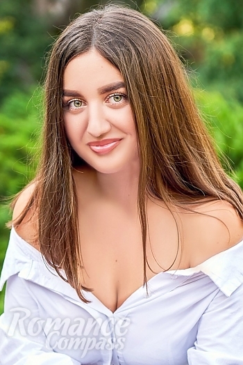 Ukrainian mail order bride Yuliya from Cherkassy with brunette hair and hazel eye color - image 1