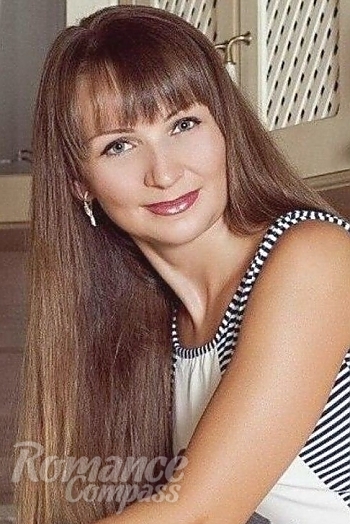 Ukrainian mail order bride Elena from Kiev with light brown hair and green eye color - image 1
