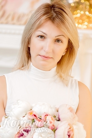 Ukrainian mail order bride Evgenia from Odessa with blonde hair and green eye color - image 1