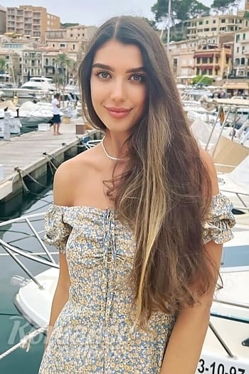 Ukrainian mail order bride Marina from Dubai with black hair and grey eye color - image 1