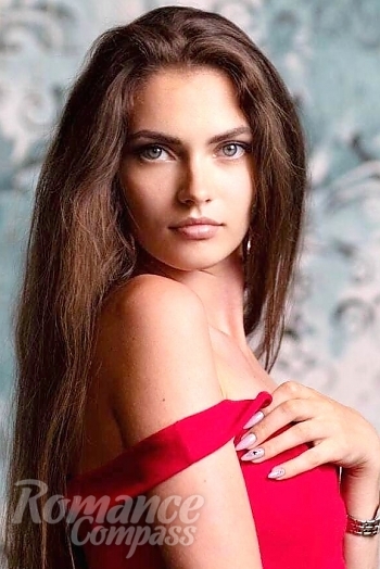 Ukrainian mail order bride Julia from Kiev with brunette hair and green eye color - image 1