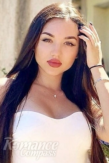 Ukrainian mail order bride Anna from Florence with brunette hair and brown eye color - image 1