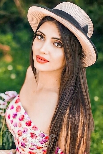 Ukrainian mail order bride Alina from Krakow with brunette hair and green eye color - image 1