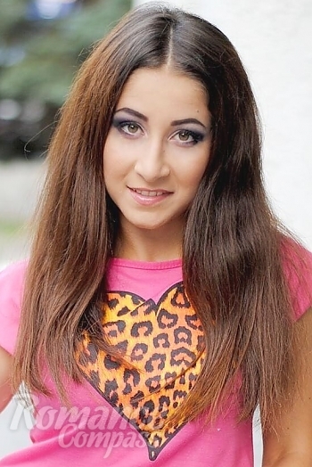 Ukrainian mail order bride Alina from Poltava with brunette hair and green eye color - image 1