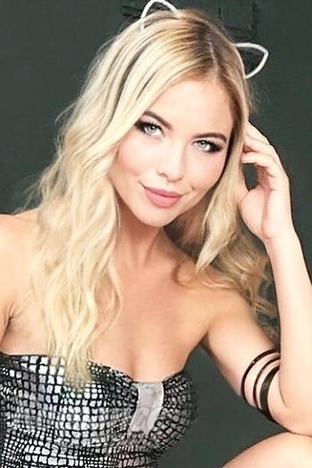 Ukrainian mail order bride Lily from Lutsk with blonde hair and green eye color - image 1