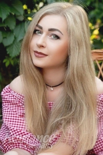 Ukrainian mail order bride Elena from Mariupol with light brown hair and green eye color - image 1