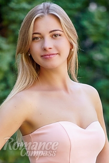 Ukrainian mail order bride Irina from Khmelnitskiy with light brown hair and green eye color - image 1