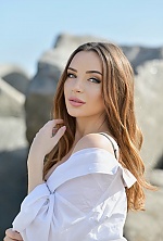 Ukrainian mail order bride Valeria from New York with light brown hair and green eye color - image 8