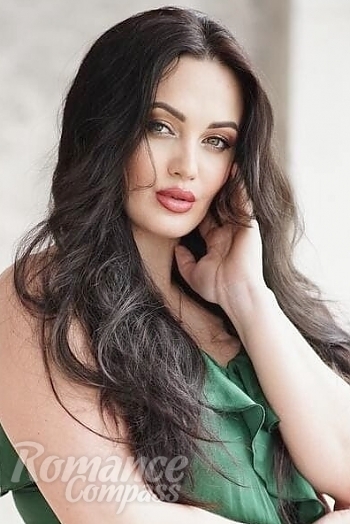 Ukrainian mail order bride Maryna from Kharkiv with brunette hair and green eye color - image 1