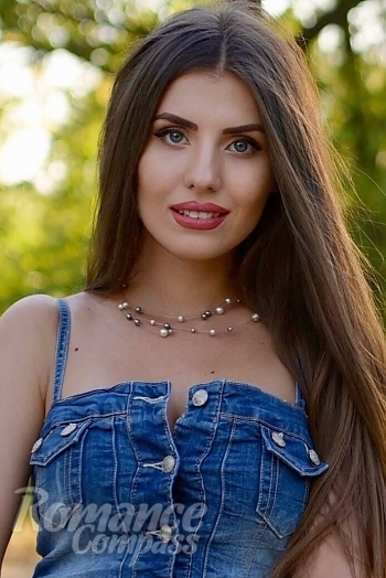 Ukrainian mail order bride Elena from Nikolaev with brunette hair and green eye color - image 1
