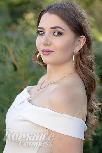 Ukrainian mail order bride Karina from Starokonstantinov with light brown hair and blue eye color - image 1