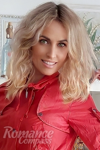 Ukrainian mail order bride Elena from Valencia with blonde hair and brown eye color - image 1