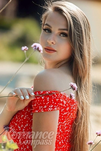Ukrainian mail order bride Liliya from Moscow with light brown hair and green eye color - image 1