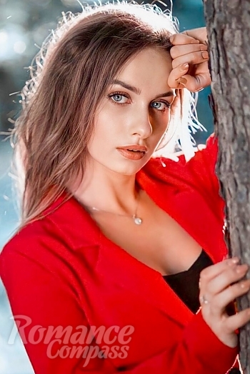 Ukrainian mail order bride Tatiana from Lvov with light brown hair and grey eye color - image 1