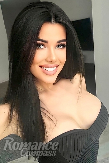Ukrainian mail order bride Darina from Yekaterinburg with black hair and green eye color - image 1