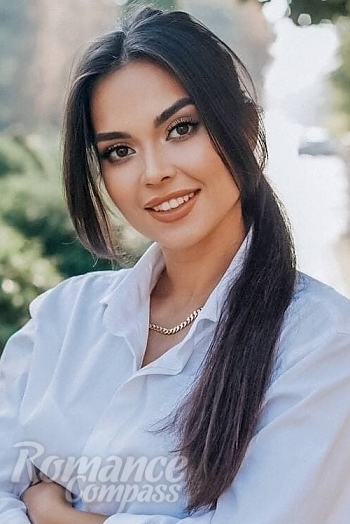 Ukrainian mail order bride Julia from Kropyvnytskyi with black hair and brown eye color - image 1
