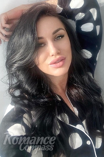 Ukrainian mail order bride Maria from Tallin with black hair and green eye color - image 1