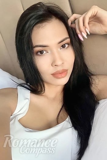 Ukrainian mail order bride Gulbanu from Almaty with brunette hair and brown eye color - image 1