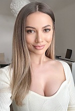 Ukrainian mail order bride Victoria from Munich with light brown hair and hazel eye color - image 4
