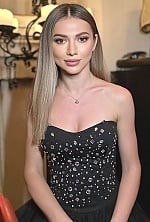 Ukrainian mail order bride Victoria from Vienna with light brown hair and hazel eye color - image 9