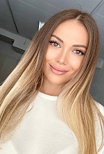 Ukrainian mail order bride Victoria from Munich with light brown hair and hazel eye color - image 3
