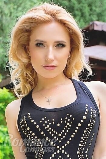 Ukrainian mail order bride Svetlana from San Diego with blonde hair and green eye color - image 1