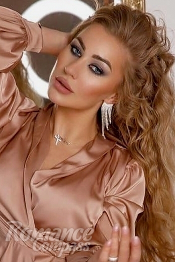Ukrainian mail order bride Tatsiana from Ternopil with blonde hair and blue eye color - image 1