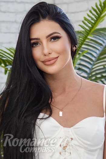 Ukrainian mail order bride Darya from Kharkiv with brunette hair and brown eye color - image 1