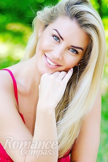 Ukrainian mail order bride Viktoria from Kiev with blonde hair and green eye color - image 1