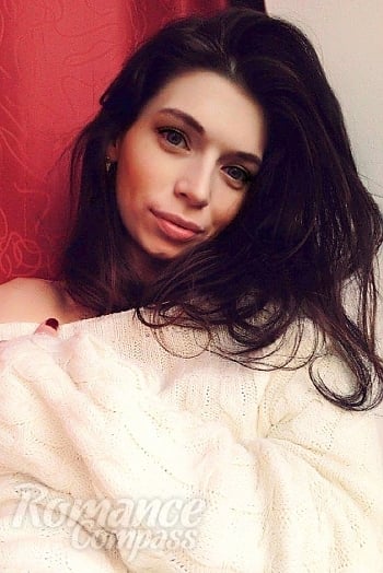 Ukrainian mail order bride Alina from Rivne with light brown hair and green eye color - image 1