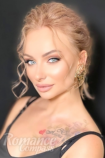 Ukrainian mail order bride Anna from Novaya Kakhovka with blonde hair and green eye color - image 1