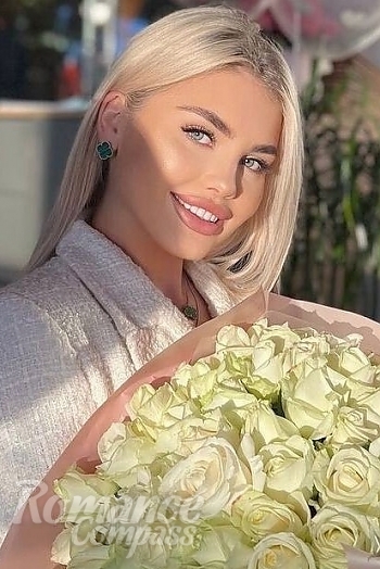 Ukrainian mail order bride Lina from Kiev with blonde hair and green eye color - image 1