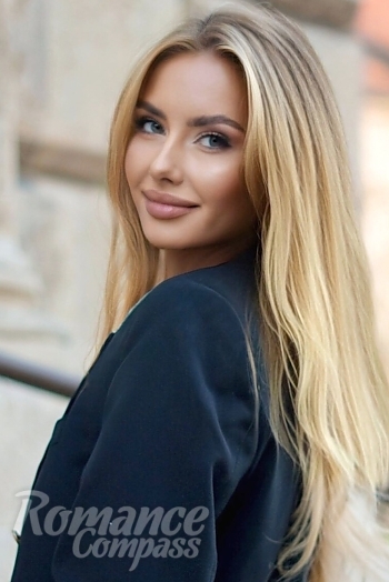 Ukrainian mail order bride Lilia from Krakow with blonde hair and green eye color - image 1