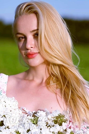 Ukrainian mail order bride Yuliya from Paris with blonde hair and brown eye color - image 1