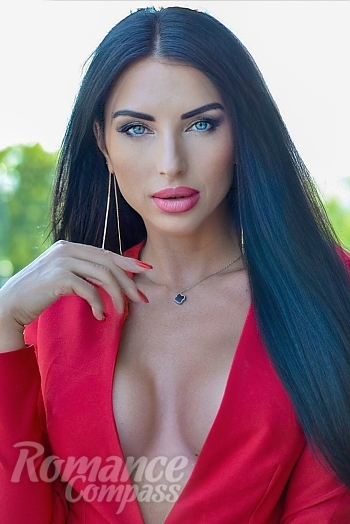 Ukrainian mail order bride Tatiana from Kharkov with brunette hair and blue eye color - image 1