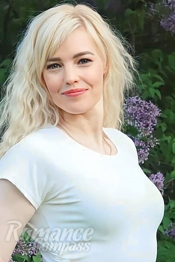 Ukrainian mail order bride Elena from Pathos with blonde hair and green eye color - image 1