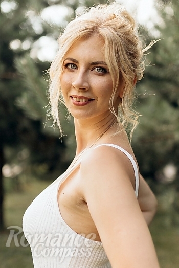 Ukrainian mail order bride Julia from Lutsk with blonde hair and green eye color - image 1