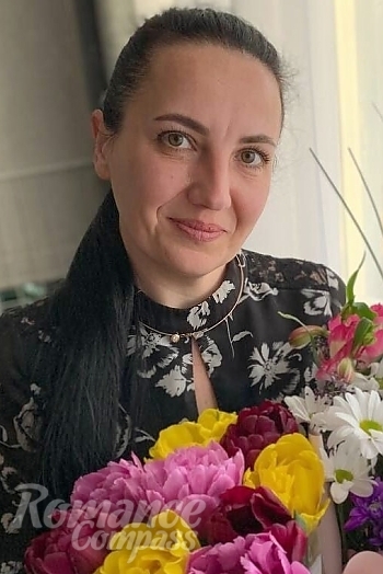 Ukrainian mail order bride Julia from Kiev with black hair and hazel eye color - image 1