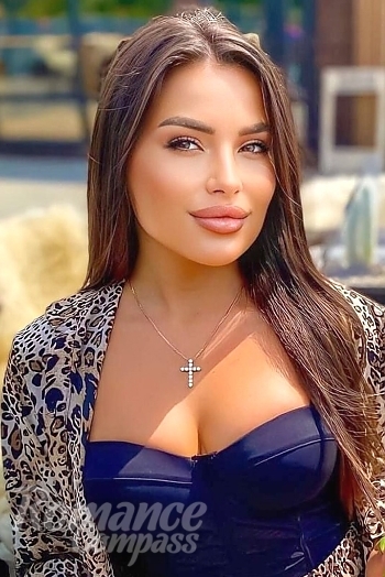 Ukrainian mail order bride Khrystyna from Chernivtsi with brunette hair and brown eye color - image 1