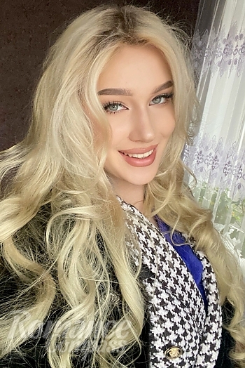 Ukrainian mail order bride Inna from Kiev with blonde hair and green eye color - image 1
