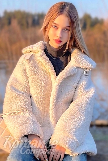 Ukrainian mail order bride Tanya from Minsk with blonde hair and green eye color - image 1